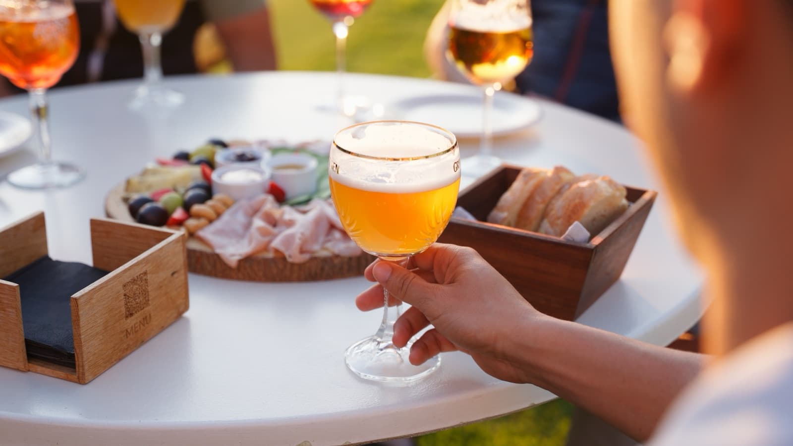 Aperitivo serale alla Montecchia Green: birra artigianale, tagliere di salumi, formaggi e olive sulla terrazza panoramica sul green