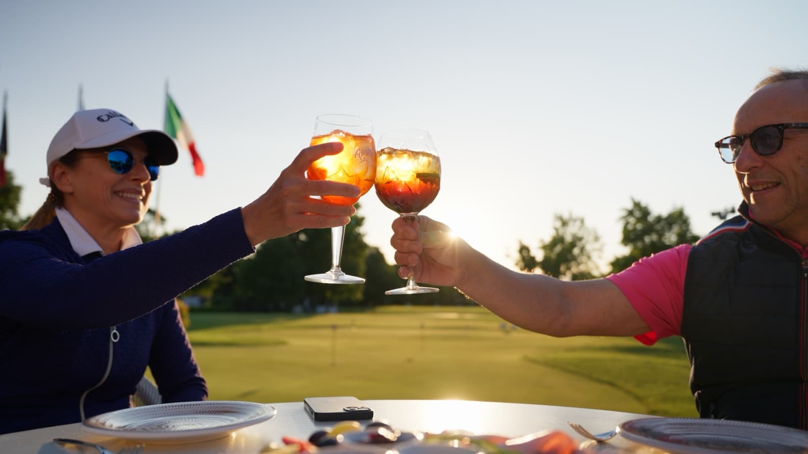 Brindisi con spritz al tramonto sulla terrazza de La Montecchia Green con vista sul Golf della Montecchia, Colli Euganei