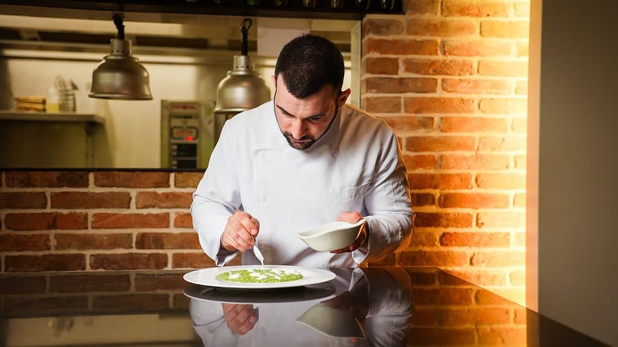 Lo chef Enrico Ruggin in cucina de La Montecchia Green