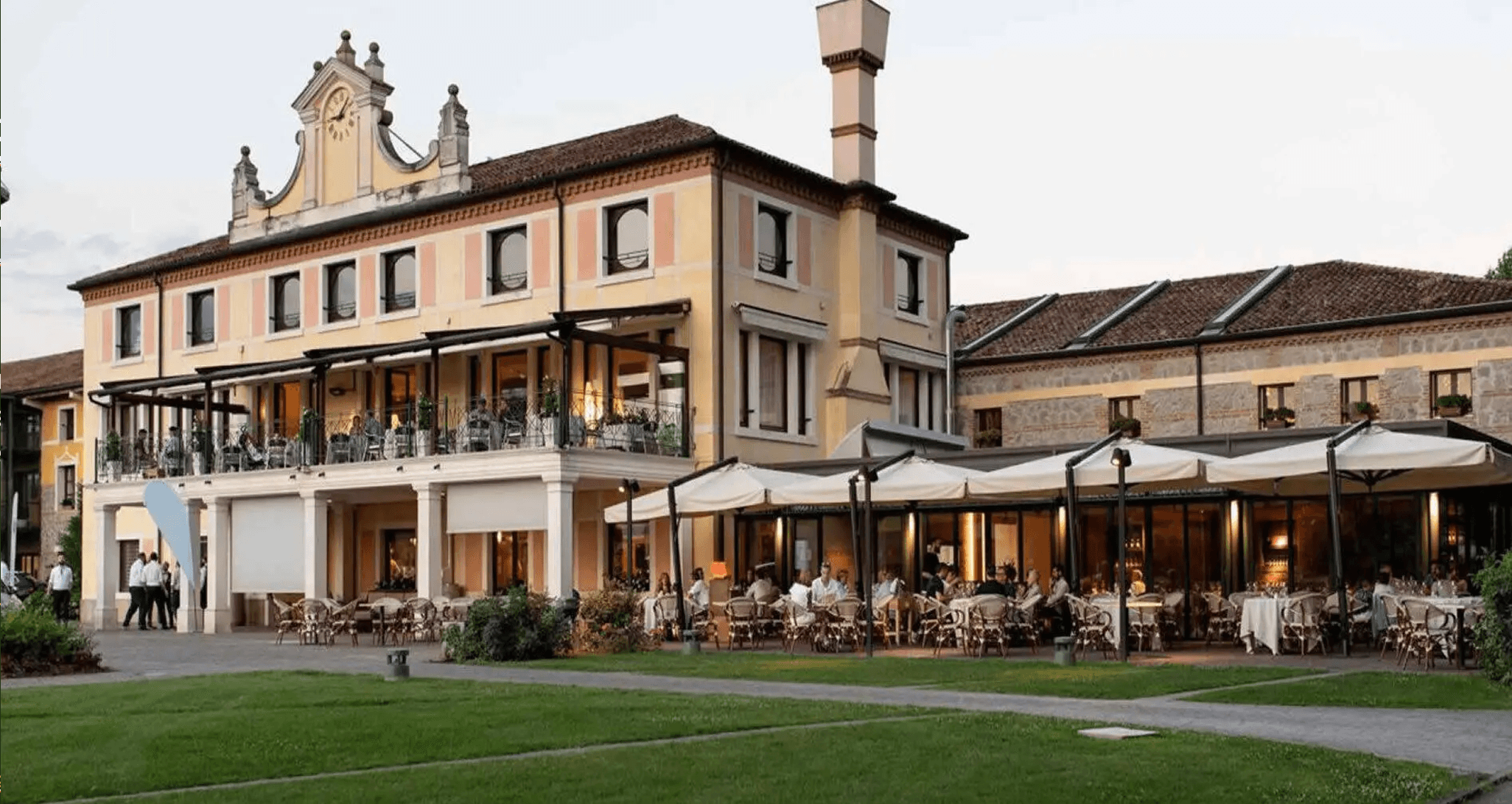 Facciata storica della Club House del Golf della Montecchia con terrazza e dehors al tramonto. La Montecchia Green, Selvazzano Dentro (PD)