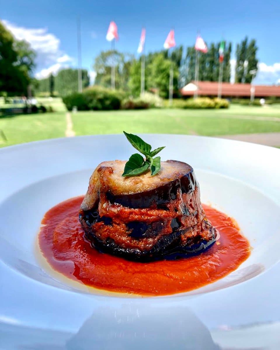Parmigiana di melanzane — piatto del ristorante La Montecchia Green, Selvazzano Dentro, Padova