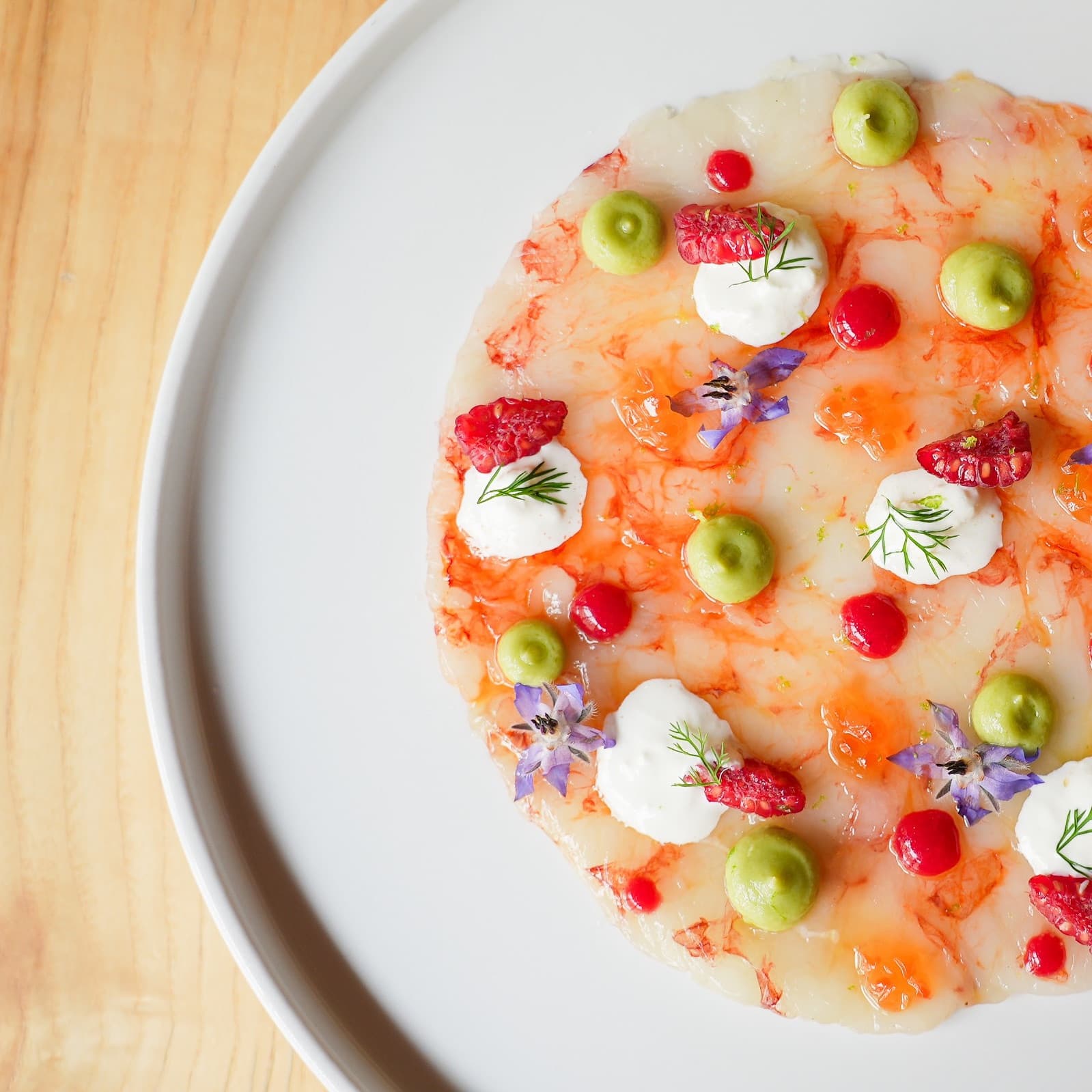 Carpaccio di gamberi — antipasto al ristorante La Montecchia Green, cucina italiana ai Colli Euganei