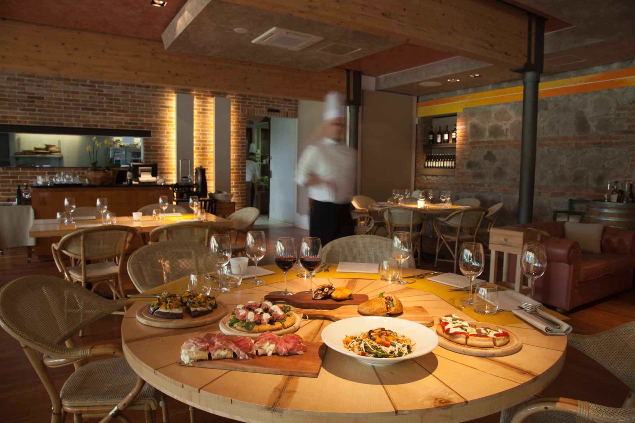 Tavolo apparecchiato nel salone del ristorante La Montecchia Green a Selvazzano Dentro, Padova