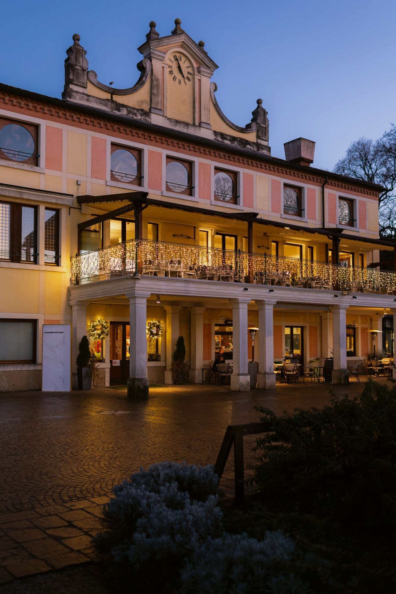 Esterno della Club House del Golf della Montecchia illuminato al tramonto, allestito per un matrimonio, Selvazzano Dentro (PD)